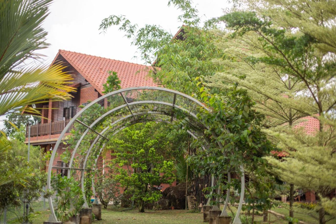 Red House The Garden Stay In Bukit Tinggi By Play Бентонг Экстерьер фото